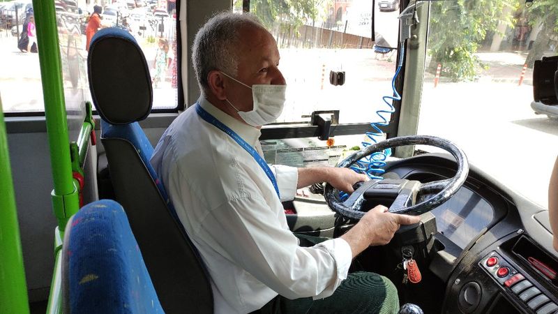 Bursa'daki güler yüzlü şoförün adı, 'Hoş geldin şoför' olarak biliniyor