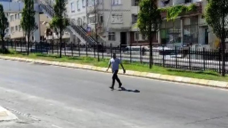 Sultangazi'de üst geçide gitmeye üşenenler yola atlıyor