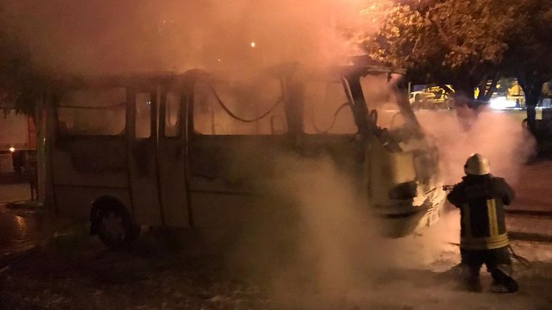 Muğla’da park halindeki minibüs alev alev yandı