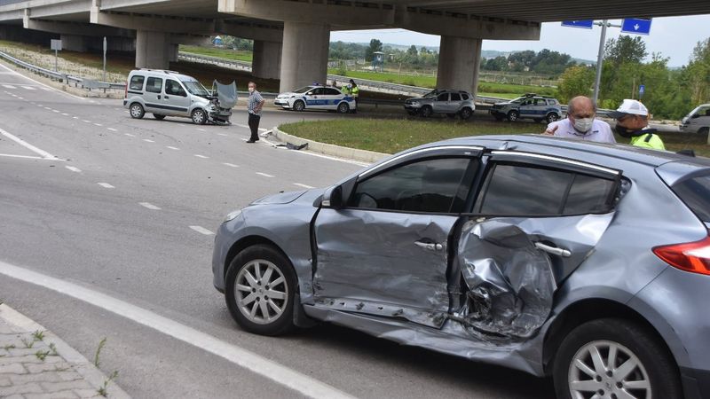 Sinop’ta 2 araç çarpıştı: 2 yaralı