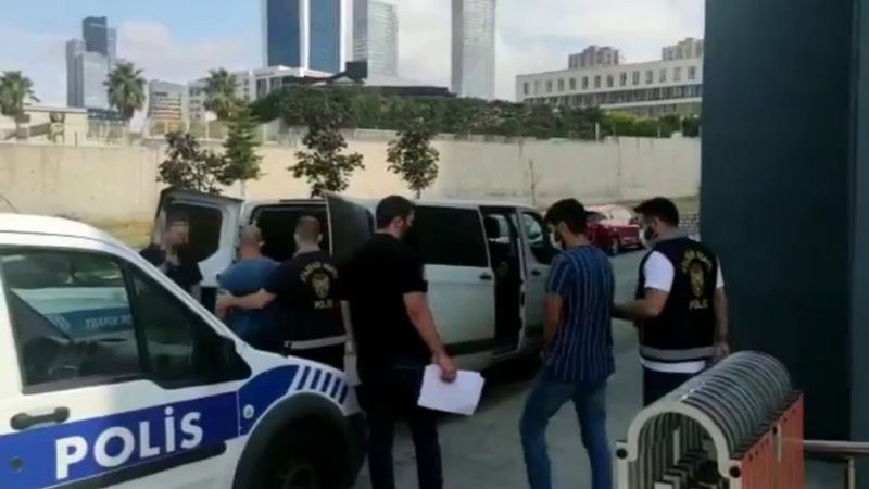 Ataşehir’de polisi gördü, uyuşturucu poşetini camdan attı