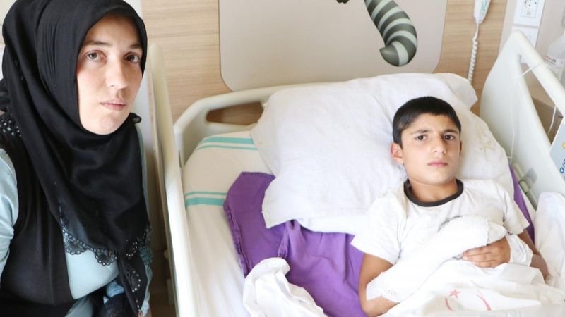 Erzurum’da yer bulduğu cisim, taşla vurunca patladı