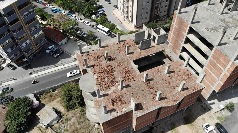Ataşehir’de 35 yıldır tamamlanamayan bina atıl hale geldi