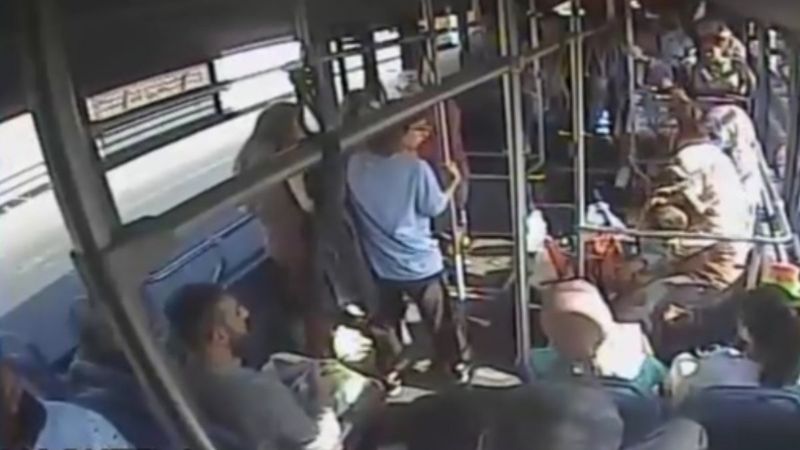 Bingöl'de otobüs şoförü fenalaşan çocuğu hastaneye yetiştirdi