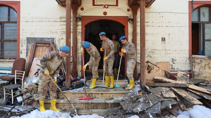 Kastamonu'da komandolar, camiyi su ve köpükle yıkadı
