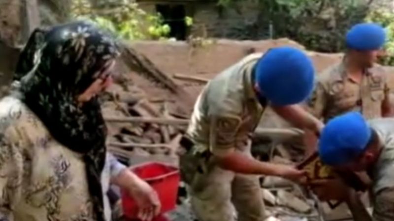 Sel mağduru Bingül Teyze, eşinin hediyesi Kur'an-ı Kerim'e kavuştu