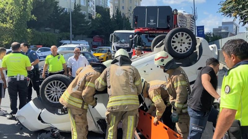 Kağıthane'de kontrolden çıkan otomobil takla attı