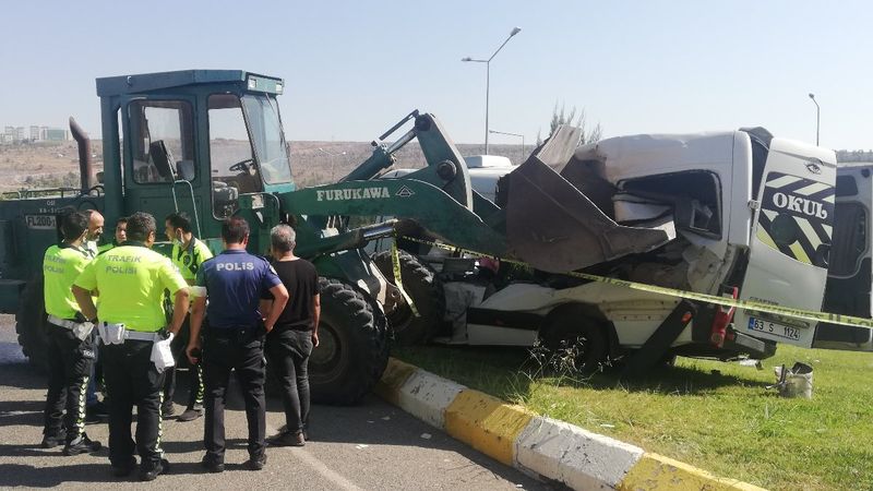 Şanlıurfa'da iş makinesi, öğrenci servisine çarptı