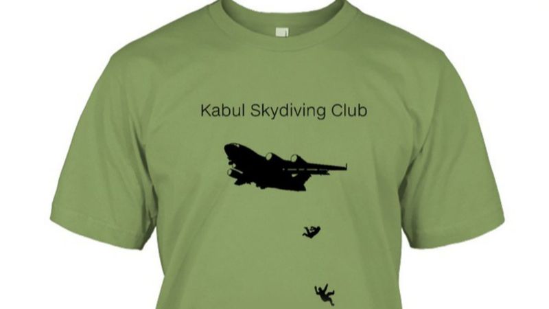 Afganistan'da uçaktan düşen insanların resmedildiği tişörtler ABD'de satışta