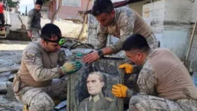 Kastamonu'da çamura bulanmış Atatürk fotoğrafını yıkayan askerler
