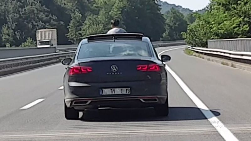 Ordu'da otomobilin cam tavanından sarkan çocuk korkuttu