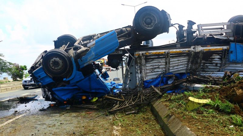 Trabzon'da lastiği patlayan tır cipe çarptı: 1 ölü, 3 yaralı