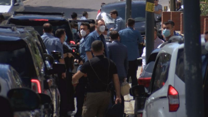 Cumhurbaşkanı Erdoğan vatandaşlarla sohbet etti, çocuklara oyuncak dağıttı