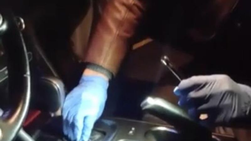 Beyoğlu'nda arama yapılan aracın özel bölmesinde tabanca bulundu