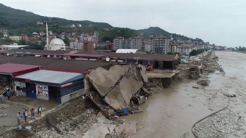 Sinop’taki sel felaketinde, dükkanın yıkılma anları kamerada