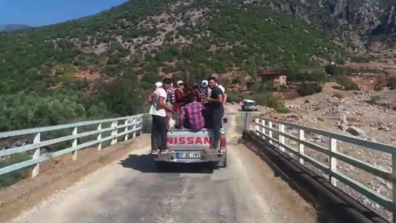 Gaziantep’te, kamyonet kasasında tehlikeli yolculuk