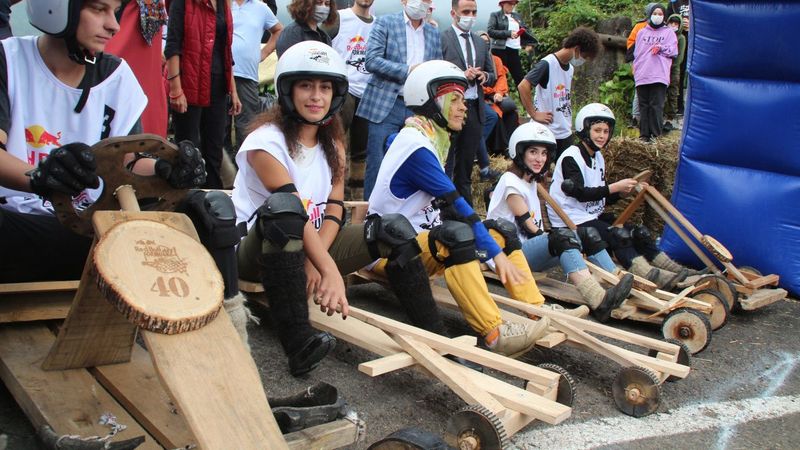 Rize’de ‘Formulaz’ yarışında tahta arabalar kıyasıya mücadele etti