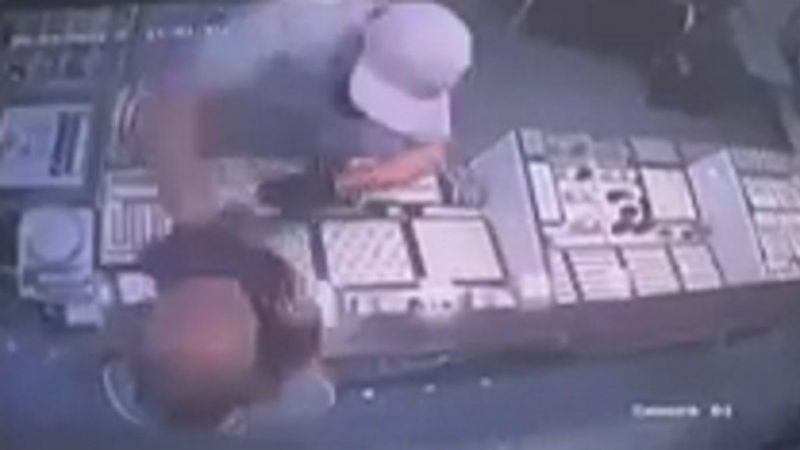 Kocaeli'de kuyumcuyu darbedip soydu