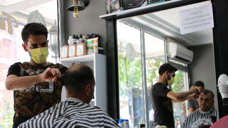 Elazığ'da aşı olana indirimli tıraş yapan berber