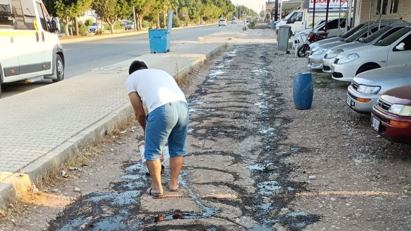 Antalya'da tozdan bıkan esnafın ilginç çözümü