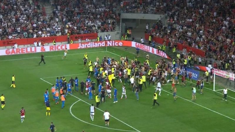 Nice-Marsilya maçında taraftar sahaya indi