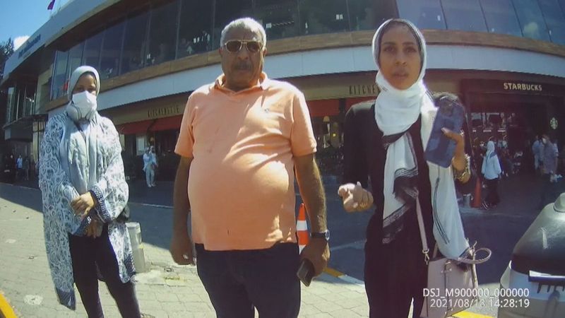 Beyoğlu'nda, taksimetreyi açmadan pazarlık yapan şoför, turistleri mağdur etti