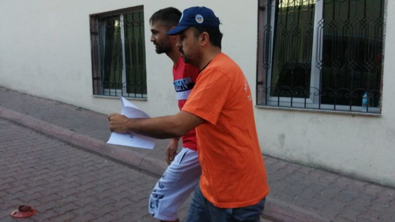 Kayseri'de temizlik görevlisi kıyafetli polis, firari hükümlüyü yakaladı