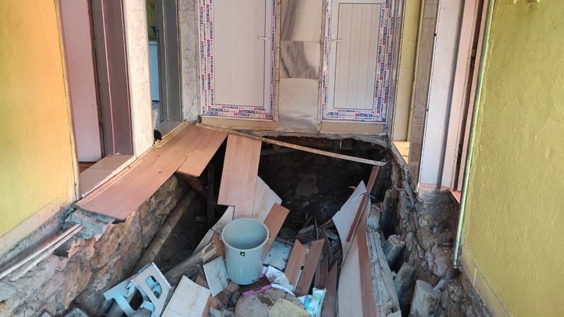 Konya'daki evin tabanı, rutubet nedeniyle çöktü