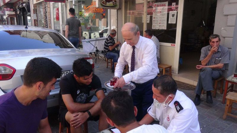 Balıkesir'deki çaycı, yıllardır takım elbiseyle servis yapıyor