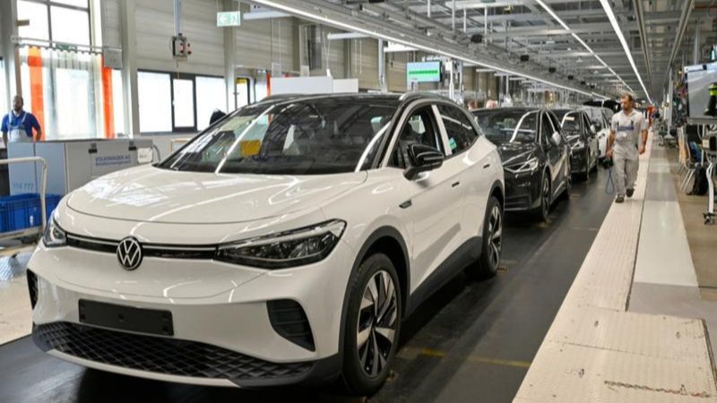 Volkswagen, çip krizi nedeniyle üretimi azaltıyor
