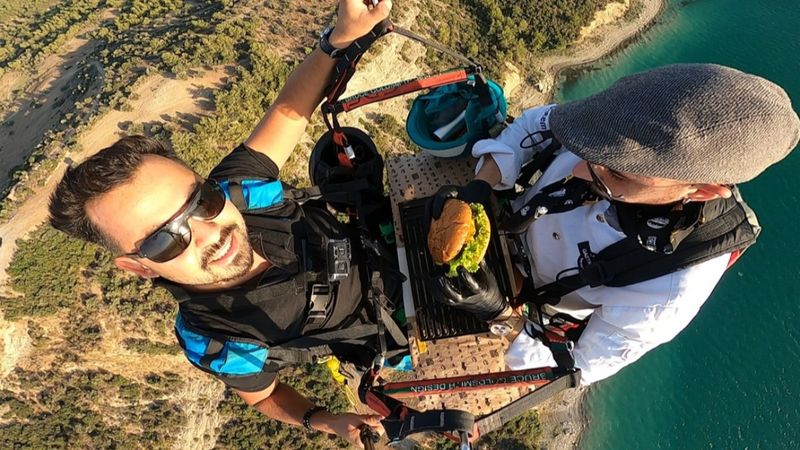 Adana'da aşçı, yamaç paraşütü yaparken hamburger hazırladı