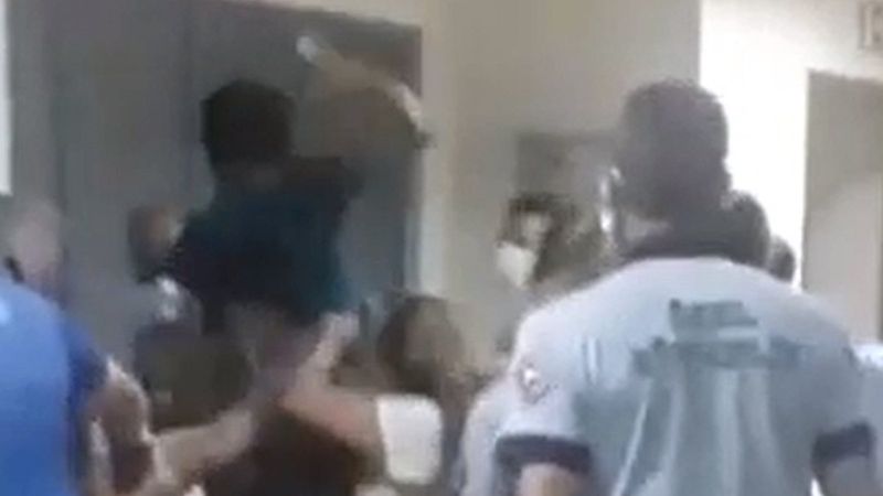 Burdur'da 'Çocuğun kolunu acıttı’ diyerek hemşireleri darbettiler