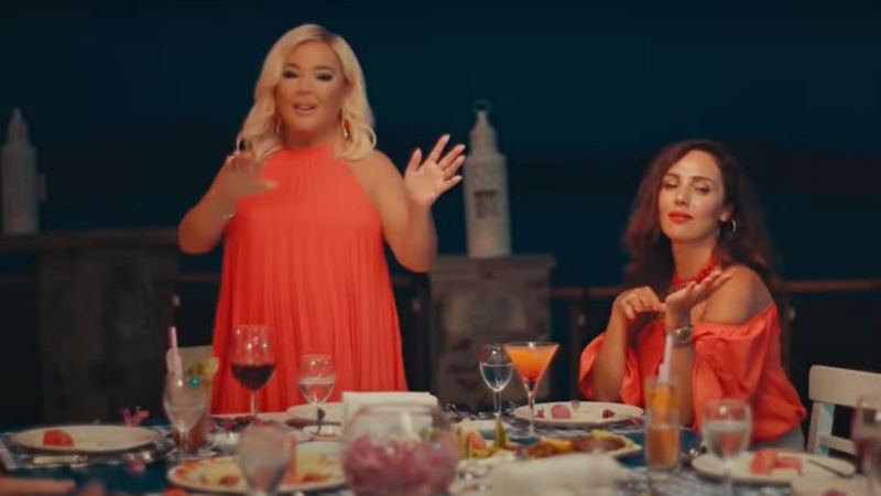 Klipte karşılıklı oynadı, görenler şaştı kaldı! İşte Safiye Soyman'ın kızı...