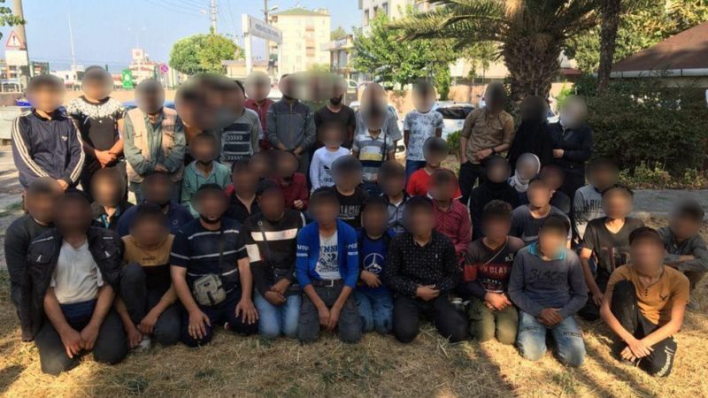 Kocaeli'de polisin durdurduğu araçta 50 kaçak göçmen yakalandı