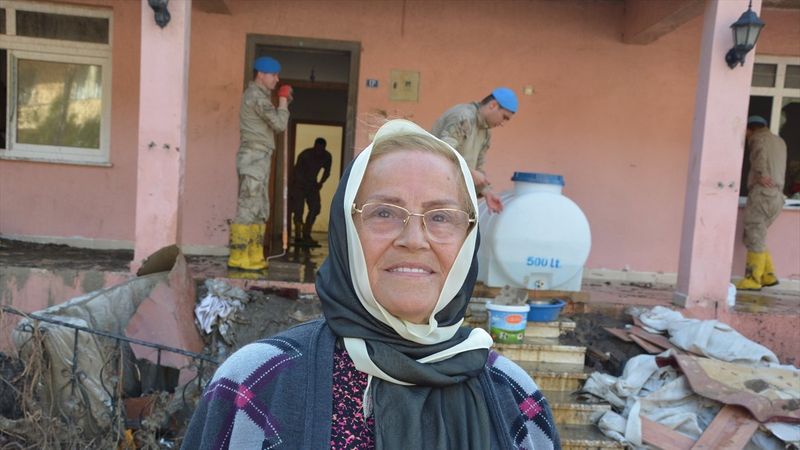 Kastamonu'da sel mağdurları, destek için askerlere minnettar