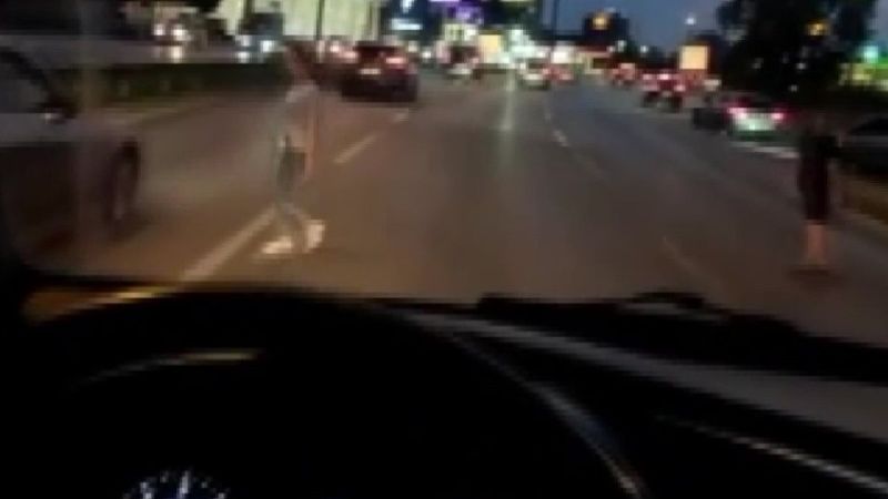 Bursa'da hızlı trafiğe aldırış etmeyen gençler yola atladı