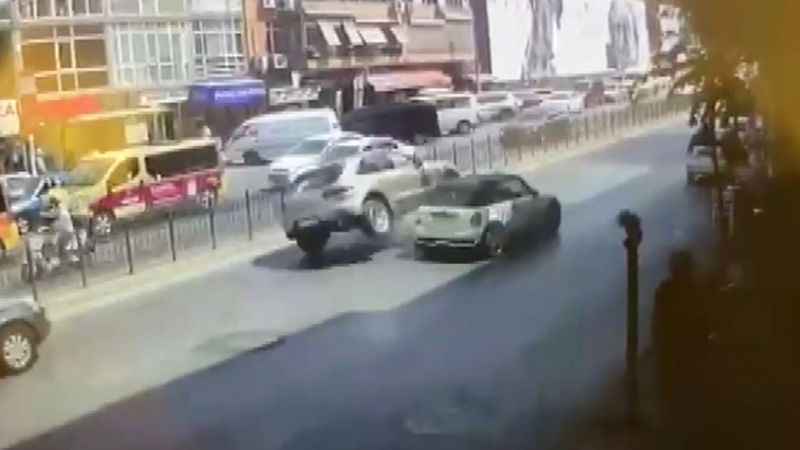 Kadıköy'de hatalı sollama ortalığı savaş alanına çevirdi