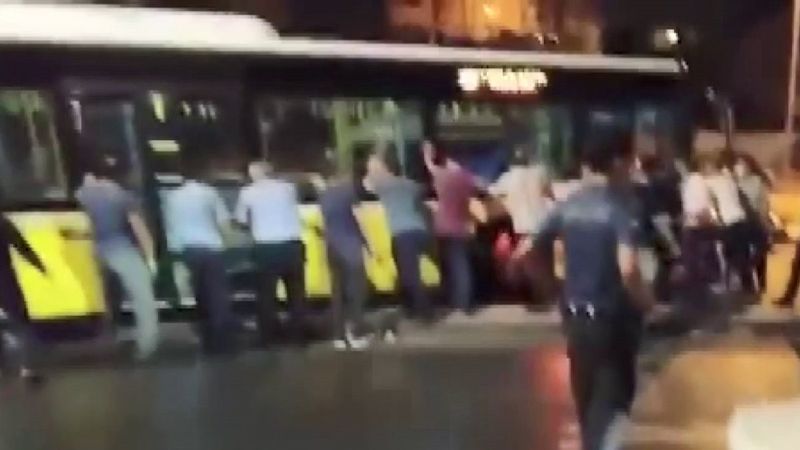 İstanbul Salacak'ta bir İETT otobüsü daha yolda kaldı