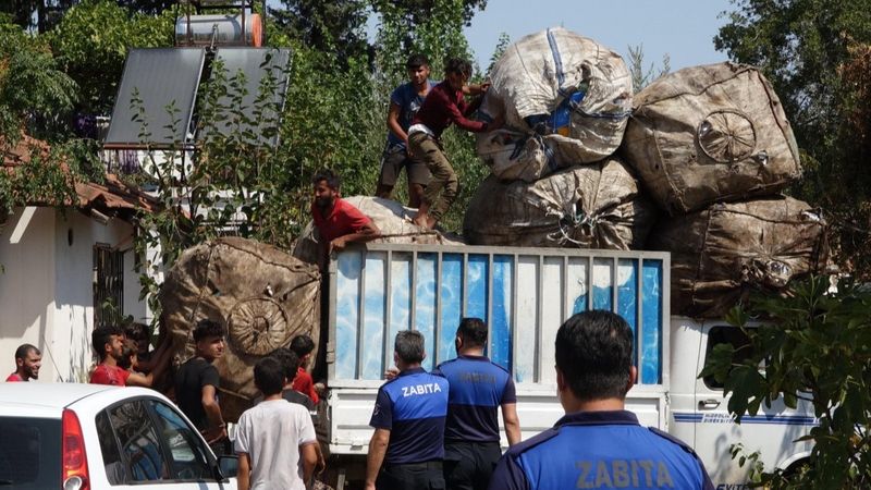 Antalya’da mahalleye çöp yığdılar, ekiplere taş ve sopa ile saldırdılar