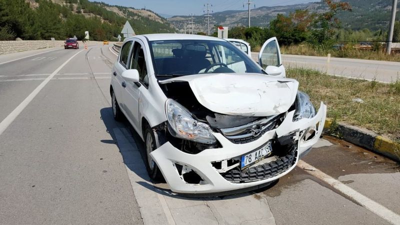 Karabük’te, sürücü adayının otomobiline çarptı: 5 yaralı