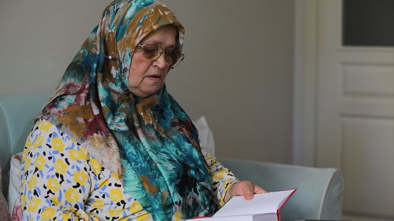71 yaşında okuma yazma öğrenen Ayşe Teyze'nin hayat hikayesi kitap oldu