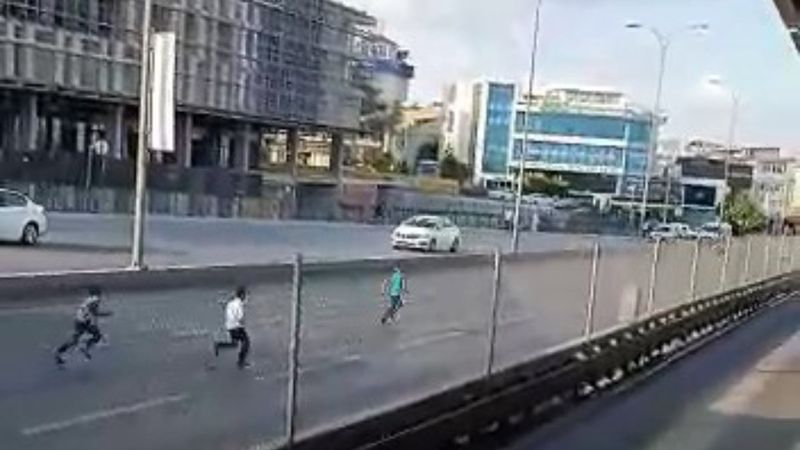 İstanbul’da, E-5 üzerinde çocuklar oyun oynadı