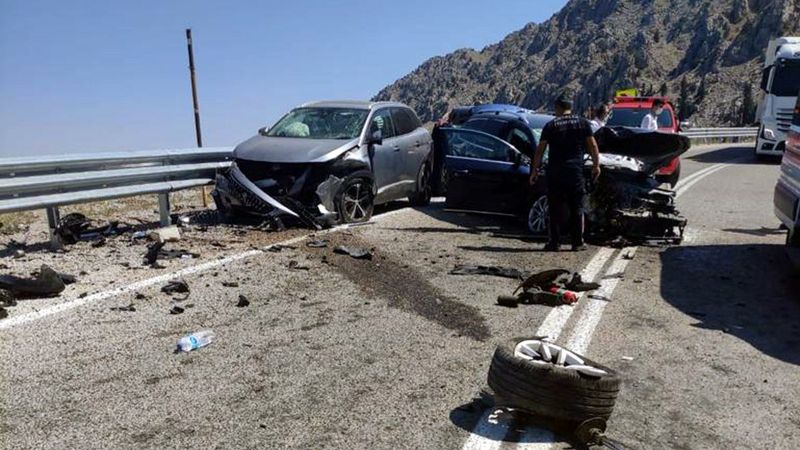 Antalya’da üç aracın karıştığı kazada 7 kişi yaralandı