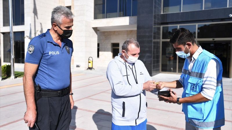 Ankara’da belediye işçisi, altın dolu cüzdanı sahibine ulaştırdı