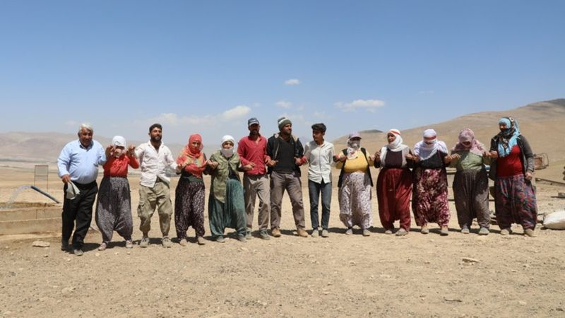 Van'da besiciler, yaylaya su getirilişini halayla kutladı