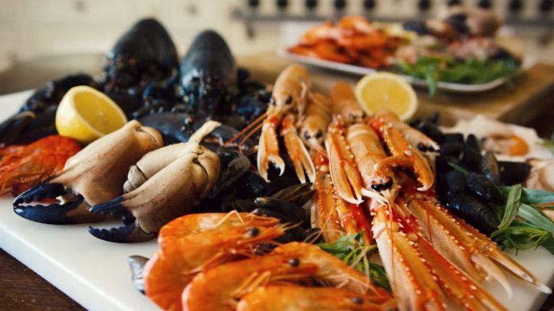Deniz ürünleri fetvası: Karides, kalamar, yengeç, midye yemek haram mı?