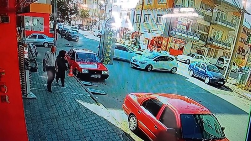 Sivas’ta, ara yoldan çıkıp 2 araca çarptı