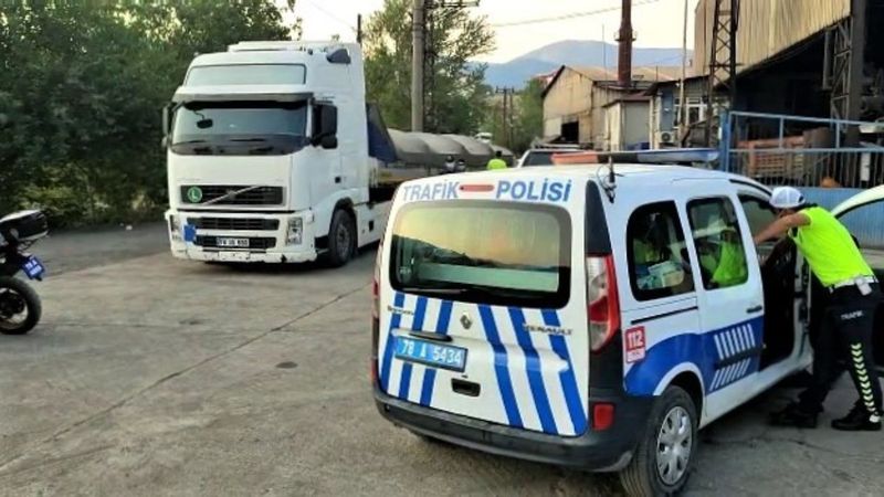 Karabük'te polislerin üzerine tırı sürüp, mukavemet gösterdi