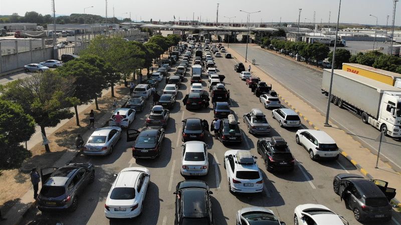 Kapıkule Sınır Kapısı’nda, gurbetçilerin dönüş yolu çileye dönüştü