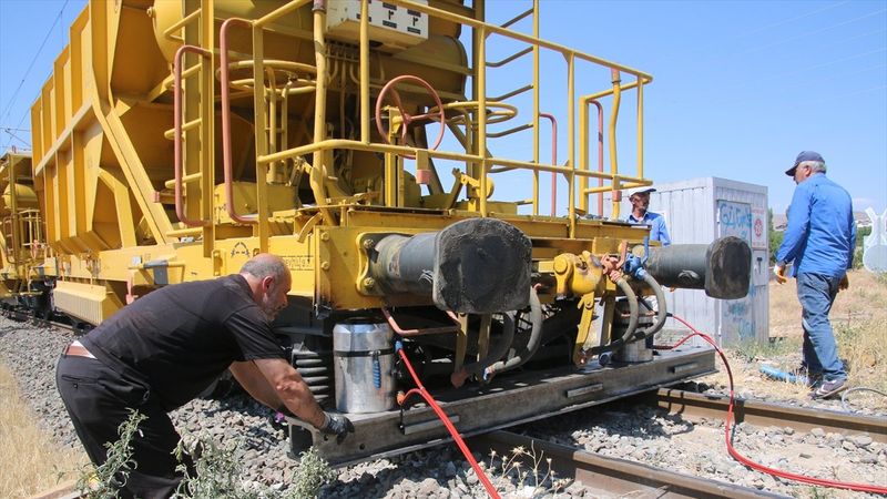Sivas'ta manevra yapan yük treni raydan çıktı